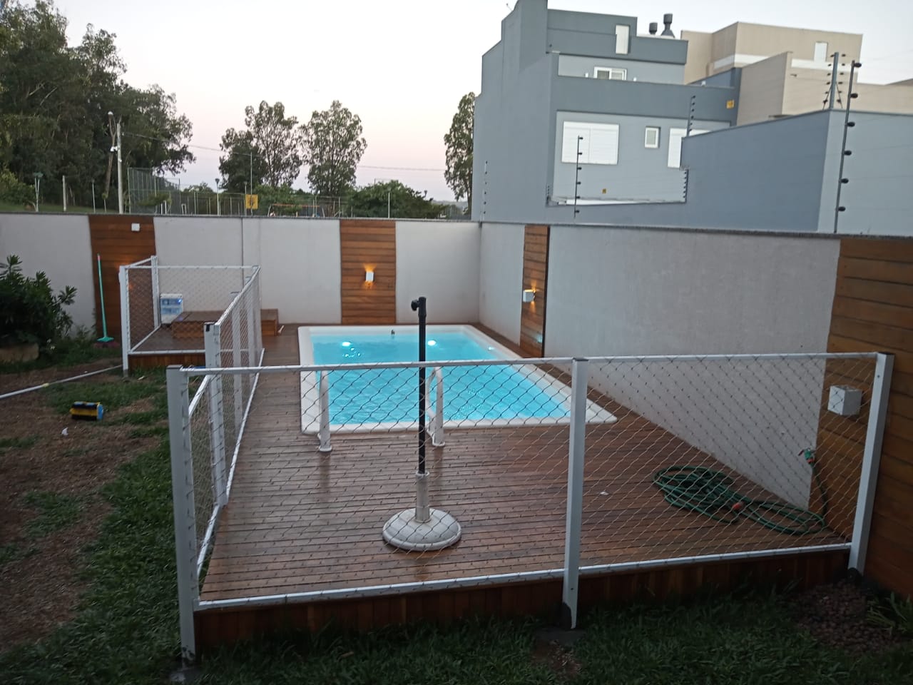 Cercamento de piscina com perfil metalico e rede de proteção disk redes